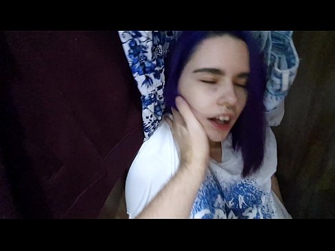 ❤️ Хоҳарамро дар ҷевон ёфт ва ба ӯ кӯмак кард ❤️ Секс дар мо ❌