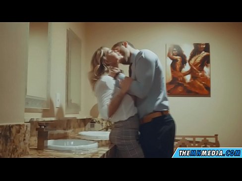 ❤️ Вақте ки як малламуй busty шумо дар як ҳоҷатхона ҷамъиятӣ seduces ❤️ Секс дар мо ❌